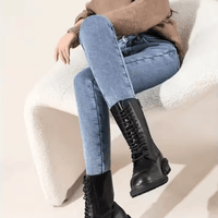 Isla | Calça Jeans Feminina com Elastano Peluciada  + Meia Térmica